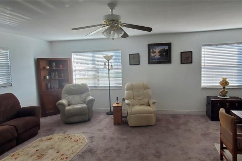 Condo in Saint Petersburg, Florida, 2 bedrooms № 2236628 - photo 11