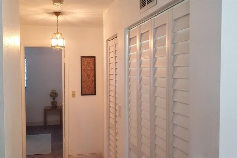 Condo in Saint Petersburg, Florida, 2 bedrooms № 2236628 - photo 13