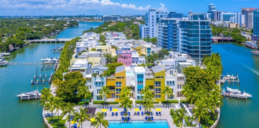 Condominio en Miami Beach, Florida, 3 dormitorios № 1936066