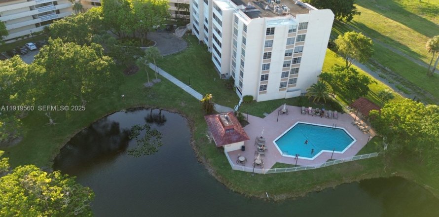 Condo in Lauderhill, Florida, 2 bedrooms  № 2039182