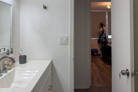 Condo in Lauderhill, Florida, 2 bedrooms  № 2039182 - photo 14