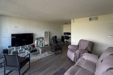 Condo in Lauderhill, Florida, 2 bedrooms  № 2039182 - photo 4