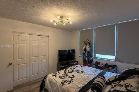 Condo in Lauderhill, Florida, 2 bedrooms  № 2039182 - photo 23