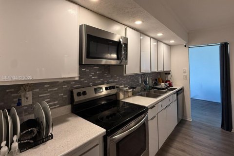 Condo in Lauderhill, Florida, 2 bedrooms  № 2039182 - photo 13