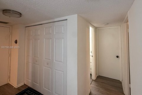 Condo in Lauderhill, Florida, 2 bedrooms  № 2039182 - photo 25