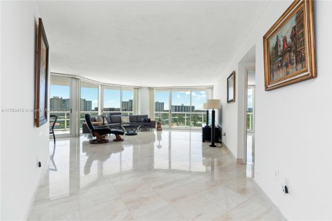 Condo in Sunny Isles Beach, Florida, 2 bedrooms  № 1980267 - photo 13