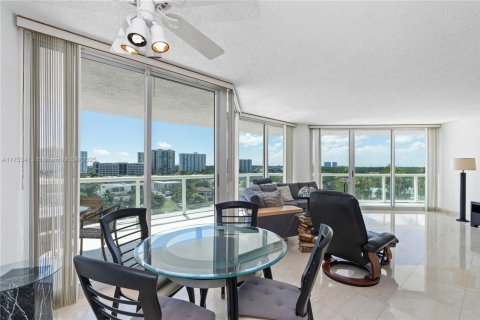 Condo in Sunny Isles Beach, Florida, 2 bedrooms  № 1980267 - photo 18