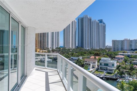 Condo in Sunny Isles Beach, Florida, 2 bedrooms  № 1980267 - photo 8