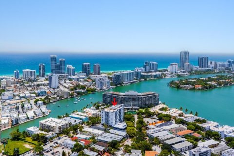 Condo in Miami Beach, Florida, 1 bedroom  № 1787109 - photo 1
