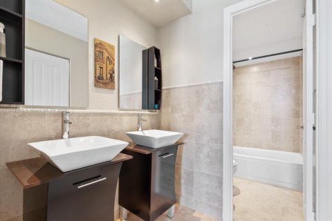 Condo in Miami Beach, Florida, 1 bedroom  № 1787109 - photo 23