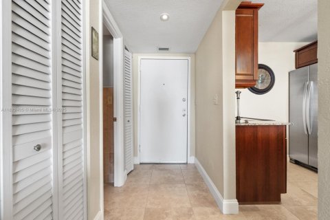 Condo in Miami Beach, Florida, 1 bedroom  № 1787109 - photo 10