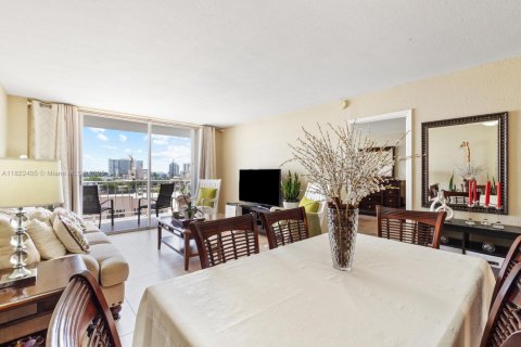 Condo in Miami Beach, Florida, 1 bedroom  № 1787109 - photo 17