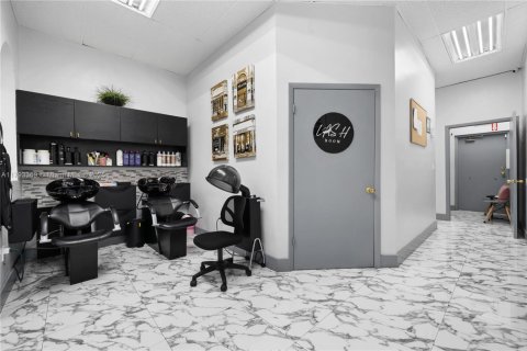 Commercial property in Miami, Florida № 1737726 - photo 6