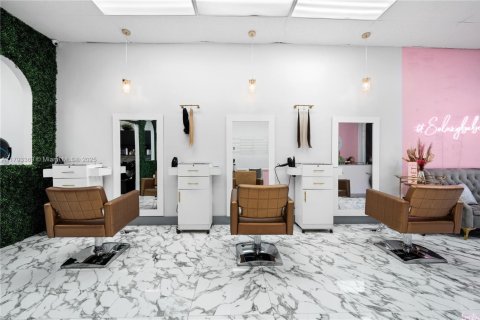 Commercial property in Miami, Florida № 1737726 - photo 11