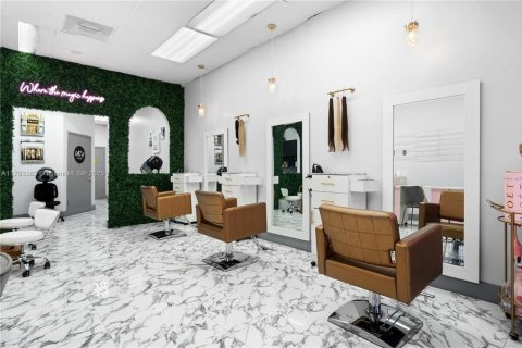 Commercial property in Miami, Florida № 1737726 - photo 2
