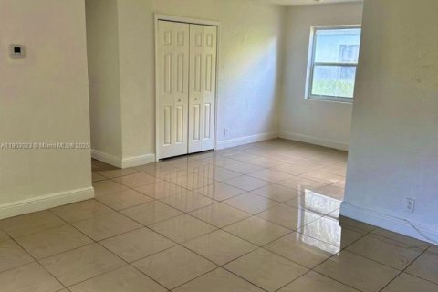 House in Miami, Florida 2 bedrooms, 81.29 sq.m. № 1955511 - photo 6