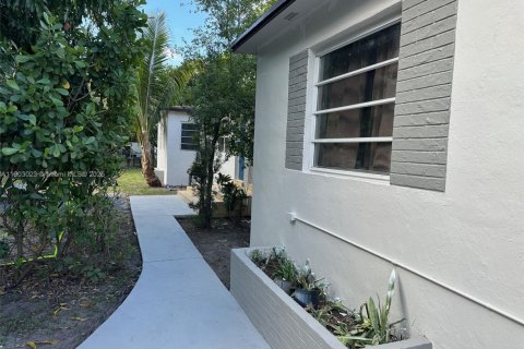 House in Miami, Florida 2 bedrooms, 81.29 sq.m. № 1955511 - photo 4