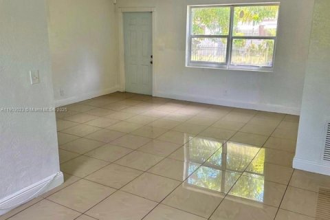 House in Miami, Florida 2 bedrooms, 81.29 sq.m. № 1955511 - photo 7