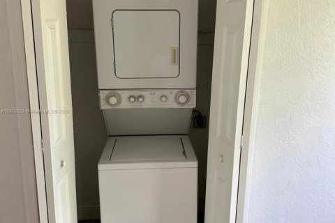 House in Miami, Florida 2 bedrooms, 81.29 sq.m. № 1955511 - photo 10