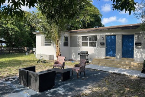 House in Miami, Florida 2 bedrooms, 81.29 sq.m. № 1955511 - photo 1