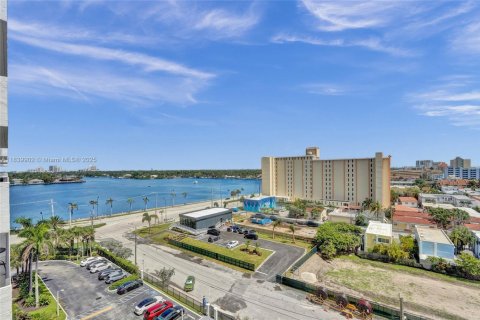 Condo in Hollywood, Florida, 2 bedrooms  № 1830943 - photo 2