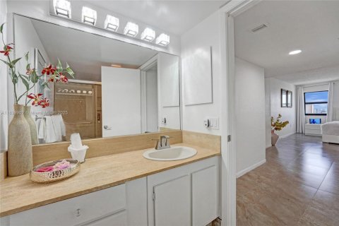Condo in Hollywood, Florida, 2 bedrooms  № 1830943 - photo 25