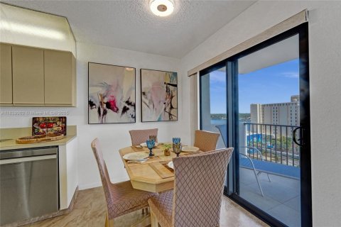 Condo in Hollywood, Florida, 2 bedrooms  № 1830943 - photo 14