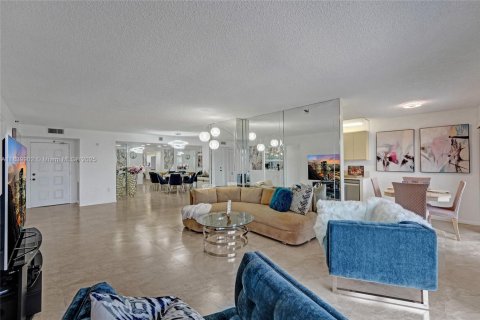Condo in Hollywood, Florida, 2 bedrooms  № 1830943 - photo 10