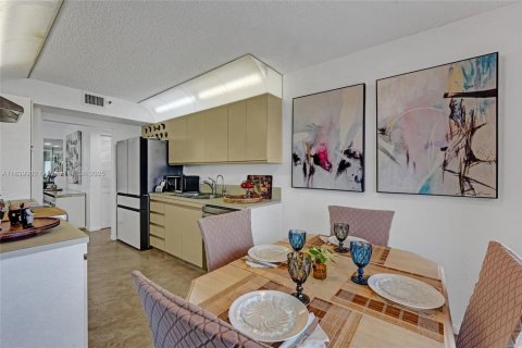 Condo in Hollywood, Florida, 2 bedrooms  № 1830943 - photo 12