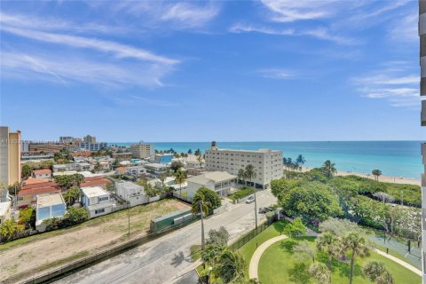 Condo in Hollywood, Florida, 2 bedrooms  № 1830943 - photo 1
