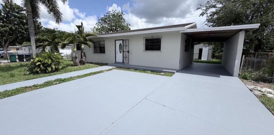 House in Homestead, Florida 3 bedrooms, 109.16 sq.m. № 2193068