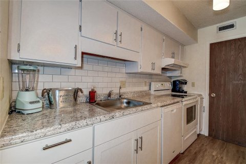 Condominio en venta en Kenneth City, Florida, 1 dormitorio, 80.82 m2 № 1565982 - foto 11