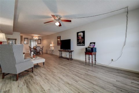 Condominio en venta en Kenneth City, Florida, 1 dormitorio, 80.82 m2 № 1565982 - foto 6