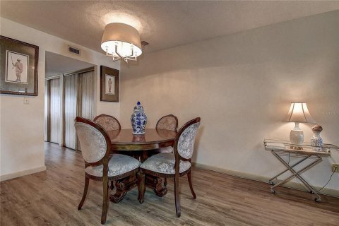 Condominio en venta en Kenneth City, Florida, 1 dormitorio, 80.82 m2 № 1565982 - foto 9