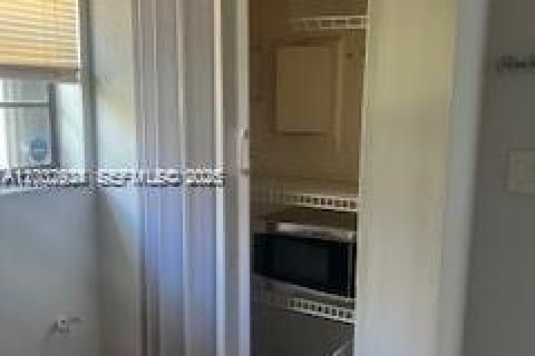 Снять в аренду кондоминиум в Санрайз, Флорида 2 спальни, 85.93м2, № 2066434 - фото 7