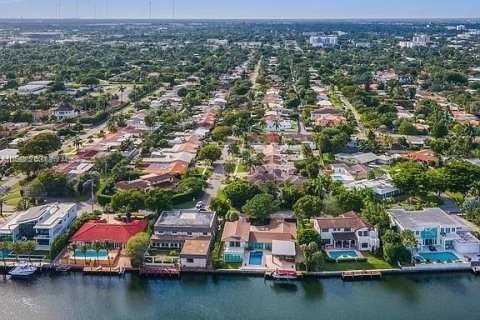 House in Hollywood, Florida 5 bedrooms, 337.89 sq.m. № 1716143 - photo 7