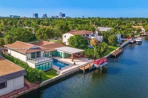 House in Hollywood, Florida 5 bedrooms, 337.89 sq.m. № 1716143 - photo 1