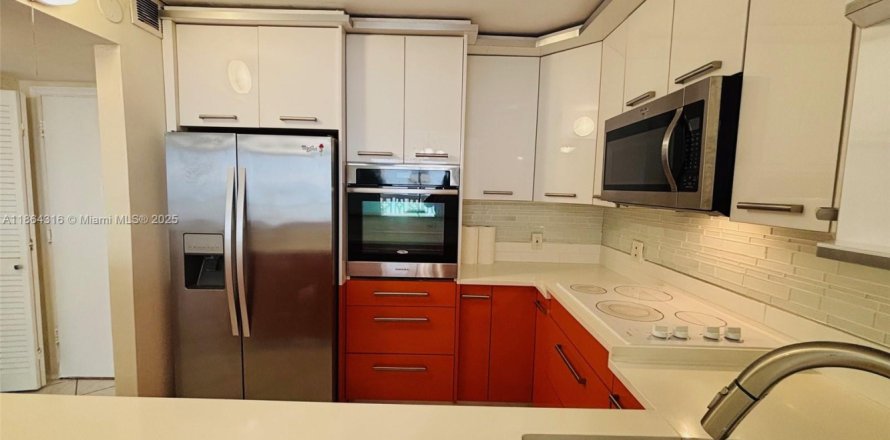 Condo in Hallandale Beach, Florida, 1 bedroom № 1892815