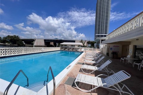 Condo in Hallandale Beach, Florida, 1 bedroom  № 1892815 - photo 5