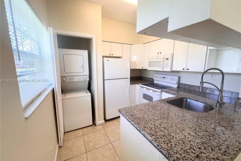 Condominio en alquiler en Deerfield Beach, Florida, 3 dormitorios, 90.49 m2 № 1951981 - foto 1