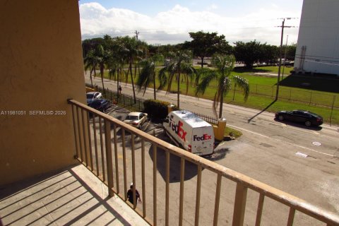 Снять в аренду кондоминиум в Пемброк-Парк, Флорида 2 спальни, 74.32м2, № 2050794 - фото 23