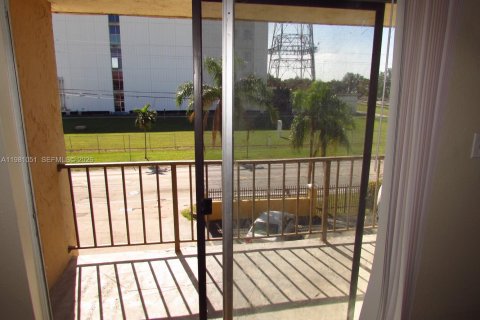 Снять в аренду кондоминиум в Пемброк-Парк, Флорида 2 спальни, 74.32м2, № 2050794 - фото 24