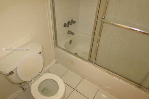 Снять в аренду кондоминиум в Пемброк-Парк, Флорида 2 спальни, 74.32м2, № 2050794 - фото 30