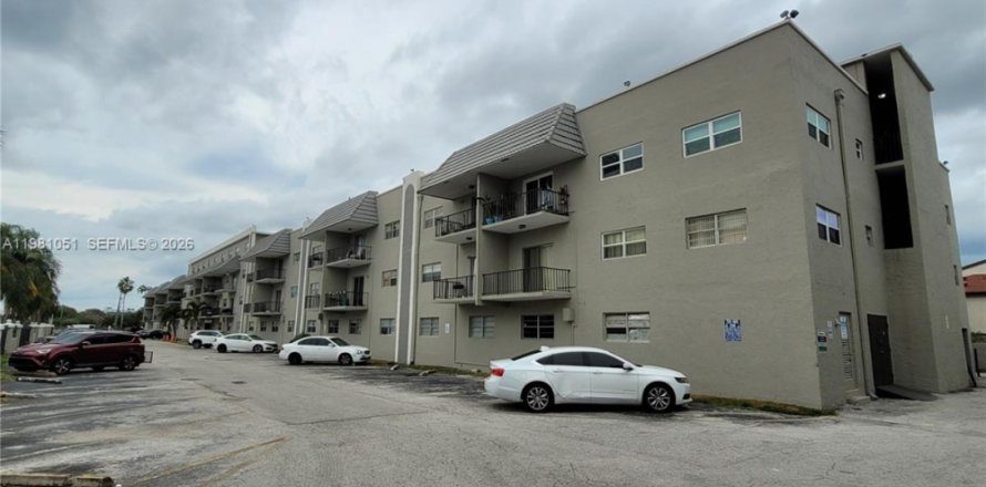 Кондоминиум с 2 спальнями в Пемброк-Парк, Флорида № 2050794