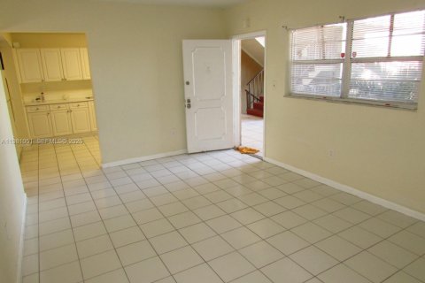 Снять в аренду кондоминиум в Пемброк-Парк, Флорида 2 спальни, 74.32м2, № 2050794 - фото 26