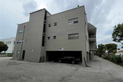 Снять в аренду кондоминиум в Пемброк-Парк, Флорида 2 спальни, 74.32м2, № 2050794 - фото 2