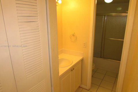 Снять в аренду кондоминиум в Пемброк-Парк, Флорида 2 спальни, 74.32м2, № 2050794 - фото 29