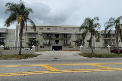 Снять в аренду кондоминиум в Пемброк-Парк, Флорида 2 спальни, 74.32м2, № 2050794 - фото 9