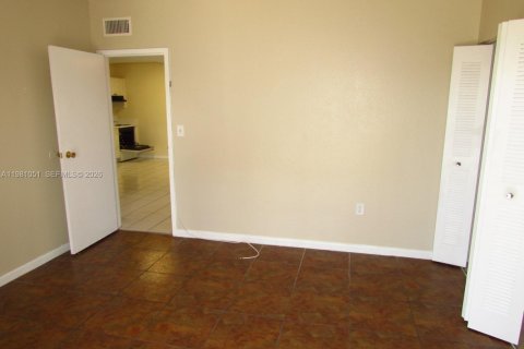 Снять в аренду кондоминиум в Пемброк-Парк, Флорида 2 спальни, 74.32м2, № 2050794 - фото 21