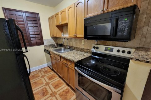 Apartment in Hollywood, Florida 2 bedrooms, 267.09 sq.m. № 1997436 - photo 3